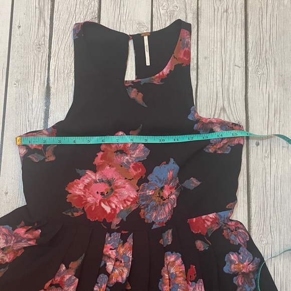 FREE PEOPLE PLEATED Dress
Halter style top
Size 2 - Picture 7 of 7